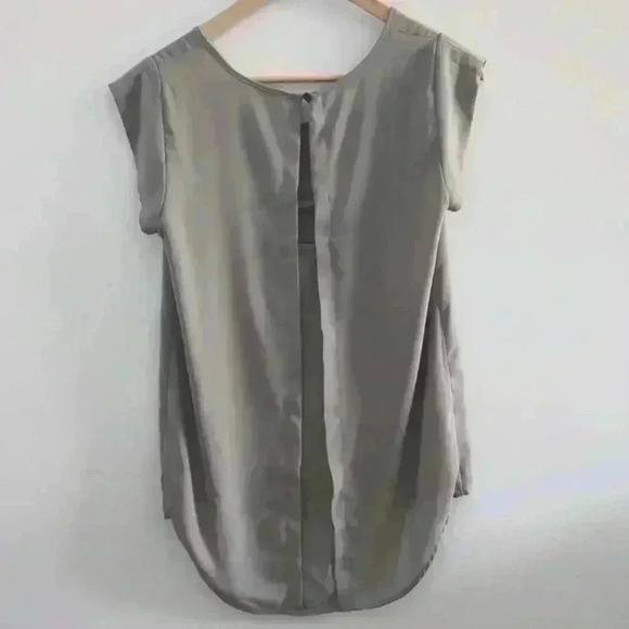 SMART SET | Women's Olive Green Sleeveless Flowy Scoop Neck Blouse - Picture 3 of 4